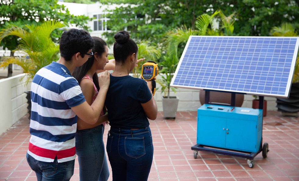 Imagen 1: panel fotovoltaico estudiantes ingenieria electrica UTB carrera acreditada