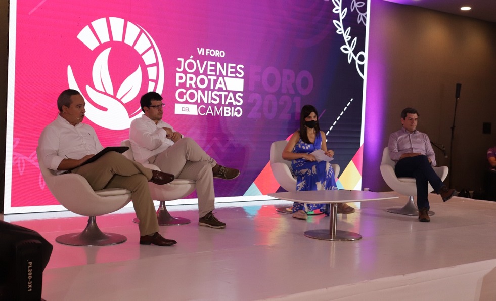 En la más reciente versión del Foro Jóvenes Protagonistas del Cambio, liderado por la Cámara de Comercio de Cartagena, el vicerrector académico de la UTB, Daniel Toro González, lideró un interesante conversatorio sobre el futuro de la educación y la empleabilidad para los jóvenes.