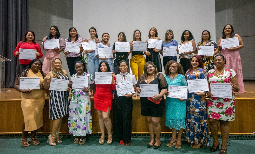 Escuela de Liderazgo Público para Mujeres - UTB