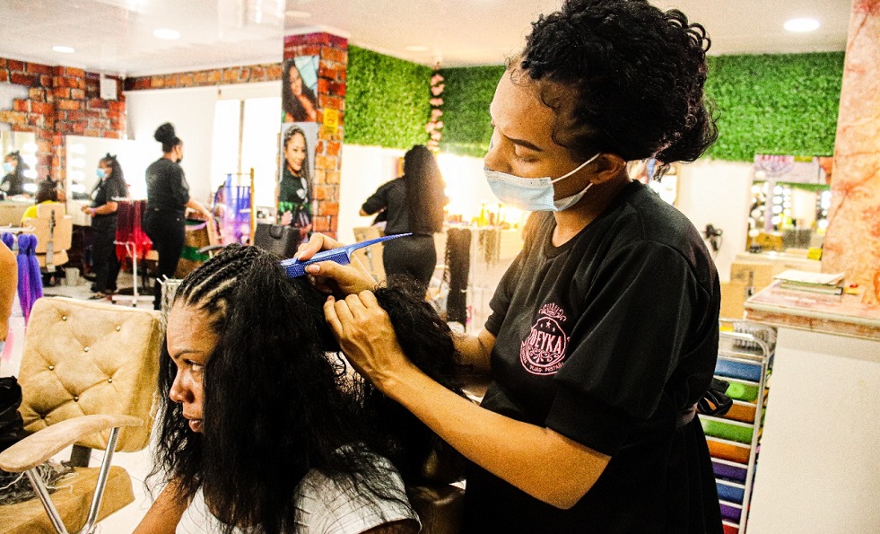 Las trenzas y peinados africanos pueden llevar distintas técnicas, grosores y colores. Se puede considerar forma de expresión de la identidad y forma de ser de la persona que las lleva.