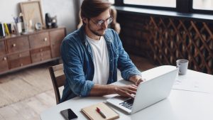 Estudiante aprovecha la educación virtual para estudiar después del horario laboral