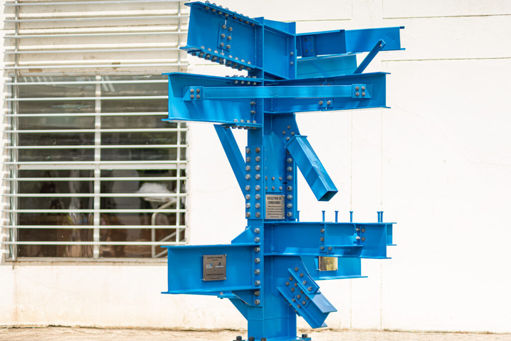 SERGIO VILLAR HABLA EN LA INAUGURACIÓN DE LA ESCULTURA DE ACERO UTB