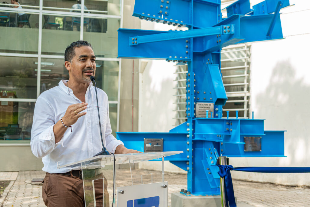 SERGIO VILLAR HABLA EN LA INAUGURACIÓN DE LA ESCULTURA DE ACERO UTB