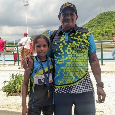 Fredy Navarro con una de sus estudiantes en una importante competencia. // Foto: Jean Carlos Navarro