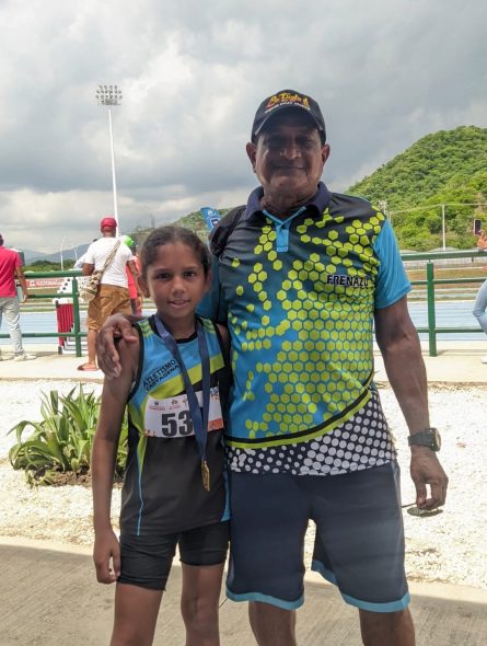 Fredy Navarro con una de sus estudiantes en una importante competencia. // Foto: Jean Carlos Navarro
