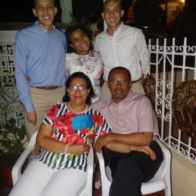 Sindy Guillén, junto a sus padres y hermanos cuando era pequeña. // Foto: Cortesía Sindy Guillén