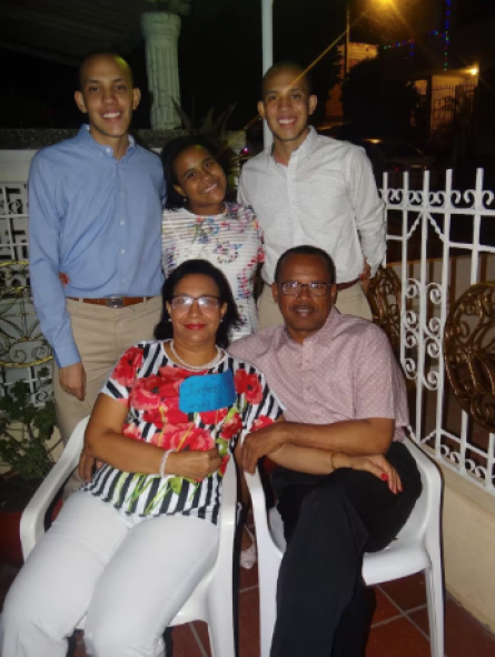 Sindy Guillén, junto a sus padres y hermanos cuando era pequeña. // Foto: Cortesía Sindy Guillén