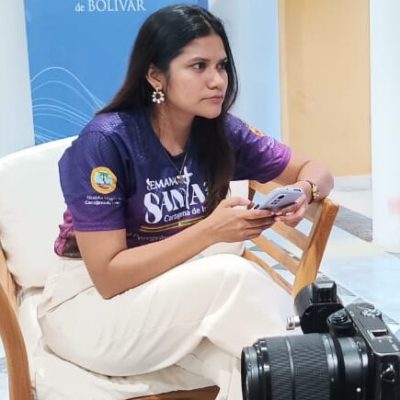 Katia en ejercicio de su labor comunicativa // Cortesía: Katia Carbal