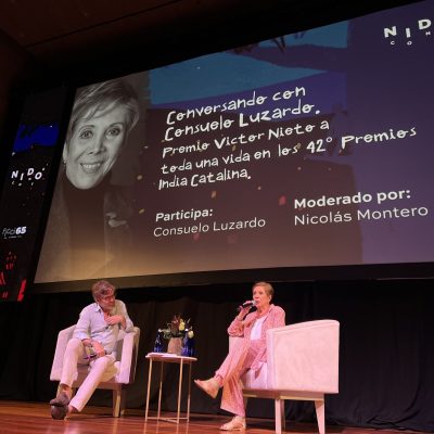 El conversatorio estuvo marcado por el reconocimiento del público, que acompañó a Consuelo Luzardo a lo largo del encuentro // Foto: Alfonso José García Herrera.