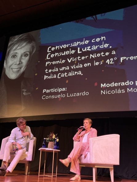 El conversatorio estuvo marcado por el reconocimiento del público, que acompañó a Consuelo Luzardo a lo largo del encuentro // Foto: Alfonso José García Herrera.