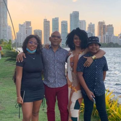 Hugo, Liliana y sus dos hijos, Valentina y Matías. // Foto: Cortesía de Hugo Campo