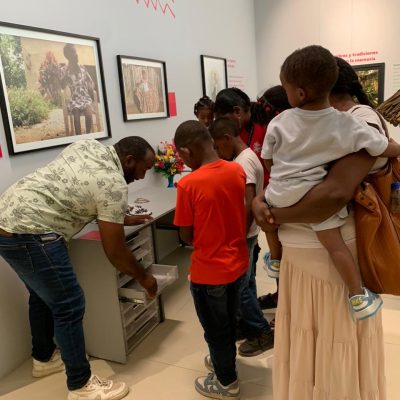 Carlos guiando un recorrido en el museo. // Foto: Cortesía