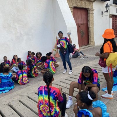 La profe Norma dando las últimas indicaciones a los estudiantes antes de empezar el Desfile.