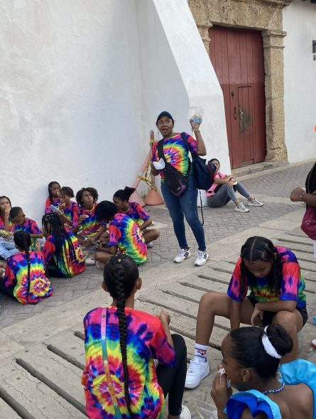 La profe Norma dando las últimas indicaciones a los estudiantes antes de empezar el Desfile.