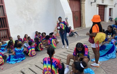 La profe Norma dando las últimas indicaciones a los estudiantes antes de empezar el Desfile.