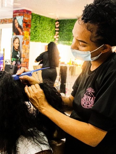 Las trenzas y peinados africanos pueden llevar distintas técnicas, grosores y colores. Se puede considerar forma de expresión de la identidad y forma de ser de la persona que las lleva.