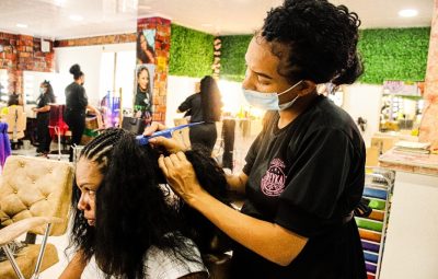 Las trenzas y peinados africanos pueden llevar distintas técnicas, grosores y colores. Se puede considerar forma de expresión de la identidad y forma de ser de la persona que las lleva.