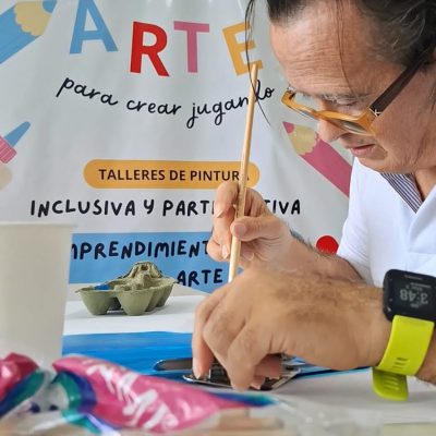 Max Thiriez pintando en la sala de reuniones. // Foto: Jean Carlos Navarro