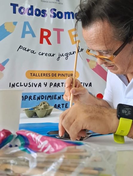 Max Thiriez pintando en la sala de reuniones. // Foto: Jean Carlos Navarro