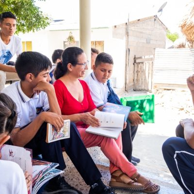 Margarita leyendo acompañada de los "Chicos BRI". // Cortesía: Margarita Domínguez