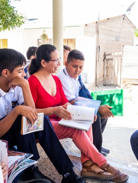 Margarita leyendo acompañada de los "Chicos BRI". // Cortesía: Margarita Domínguez