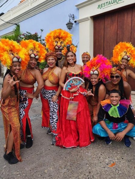 Francys Lorena Caballero, en el centro, junto a varios vecinos que participaron en el recién Cabildo #35 de Getsemaní.//Fotos Cortesía. 
El cabildo de Getsemani es uno de los eventos más importantes de las fiestas novembrinas. Detrás de cada vestido hay una historia, y detrás de esa historia están las manos de las mujeres.