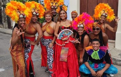 Francys Lorena Caballero, en el centro, junto a varios vecinos que participaron en el recién Cabildo #35 de Getsemaní.//Fotos Cortesía. 
El cabildo de Getsemani es uno de los eventos más importantes de las fiestas novembrinas. Detrás de cada vestido hay una historia, y detrás de esa historia están las manos de las mujeres.