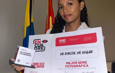La estudiante Paula Guerrero y su reconocimiento con el premio a Mejor serie Fotográfica.