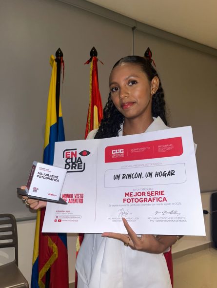 La estudiante Paula Guerrero y su reconocimiento con el premio a Mejor serie Fotográfica.