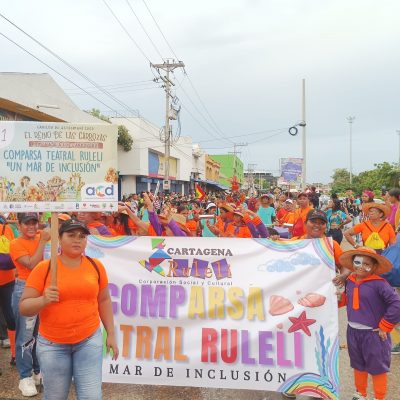 La comparsa de Ruleli llenó de alegría el Cabildo de Getsemaní.//Fotos cortesía.  
Ruby Flórez Garrido, maestra en artes escénicas, trabaja en la formación de habilidades artísticas de niños y jóvenes de Olaya Herrera en condición de discapacidad. Con una comparsa participan en las festividades novembrinas.