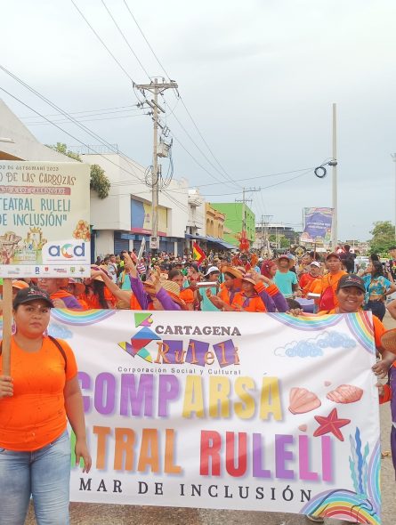 La comparsa de Ruleli llenó de alegría el Cabildo de Getsemaní.//Fotos cortesía.  
Ruby Flórez Garrido, maestra en artes escénicas, trabaja en la formación de habilidades artísticas de niños y jóvenes de Olaya Herrera en condición de discapacidad. Con una comparsa participan en las festividades novembrinas.