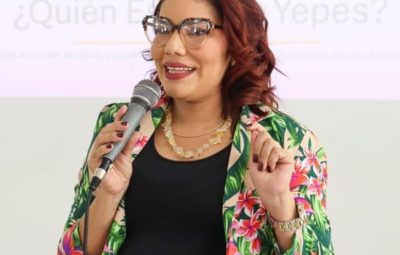 Lucila Yepes dando una conferencia como coach // Foto: cortesía.