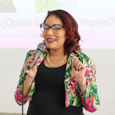 Lucila Yepes dando una conferencia como coach // Foto: cortesía.