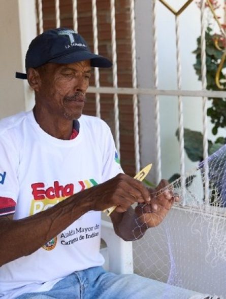 Ramiro Blanco Mina, tejiendo un trasmallo. // Foto: Cortesía