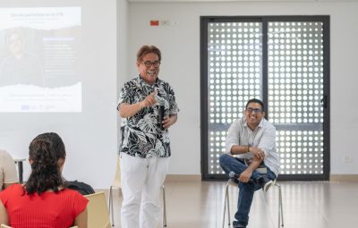 Gustavo Tatis Guerra, periodista de El Universal, junto a Javier Ramos, director del programa de Comunicación Social UTB, durante la conversación “Caribe, realismo mágico: crónicas de monte, río y mar”. // Foto: cortesía