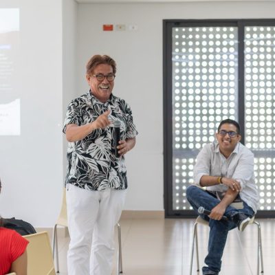 Gustavo Tatis Guerra, periodista de El Universal, junto a Javier Ramos, director del programa de Comunicación Social UTB, durante la conversación “Caribe, realismo mágico: crónicas de monte, río y mar”. // Foto: cortesía