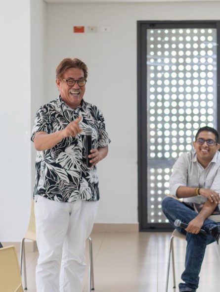 Gustavo Tatis Guerra, periodista de El Universal, junto a Javier Ramos, director del programa de Comunicación Social UTB, durante la conversación “Caribe, realismo mágico: crónicas de monte, río y mar”. // Foto: cortesía