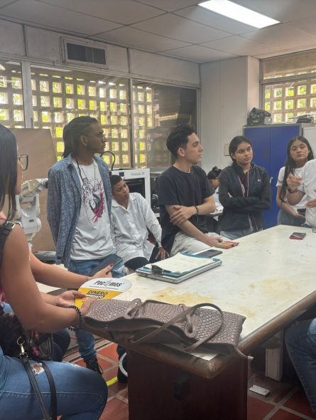 El profesor Harold Rodríguez conversa con estudiantes e investigadoras sobre el impacto del semillero UTBot. // Foto: Sofia Coquel