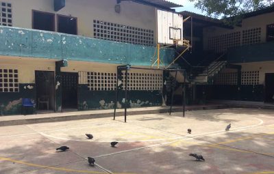 El espacio de la cancha que no tiene mallas, un el tablero de baloncesto en mal estado, es aprovechado por las palomas. //Foto Cortesía Isaac Duarte