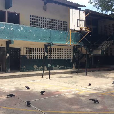 El espacio de la cancha que no tiene mallas, un el tablero de baloncesto en mal estado, es aprovechado por las palomas. //Foto Cortesía Isaac Duarte